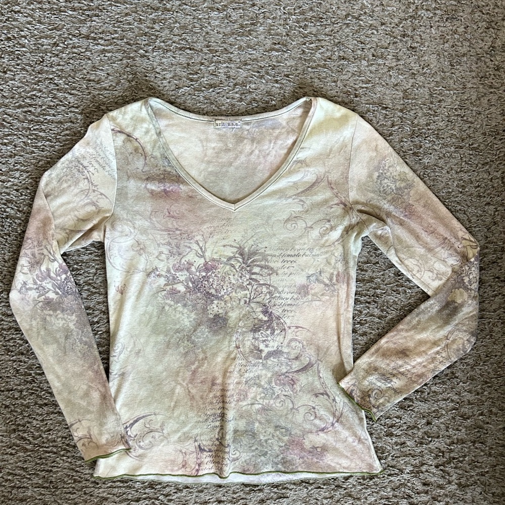 Women’s v neck long sleeve graphic shirt